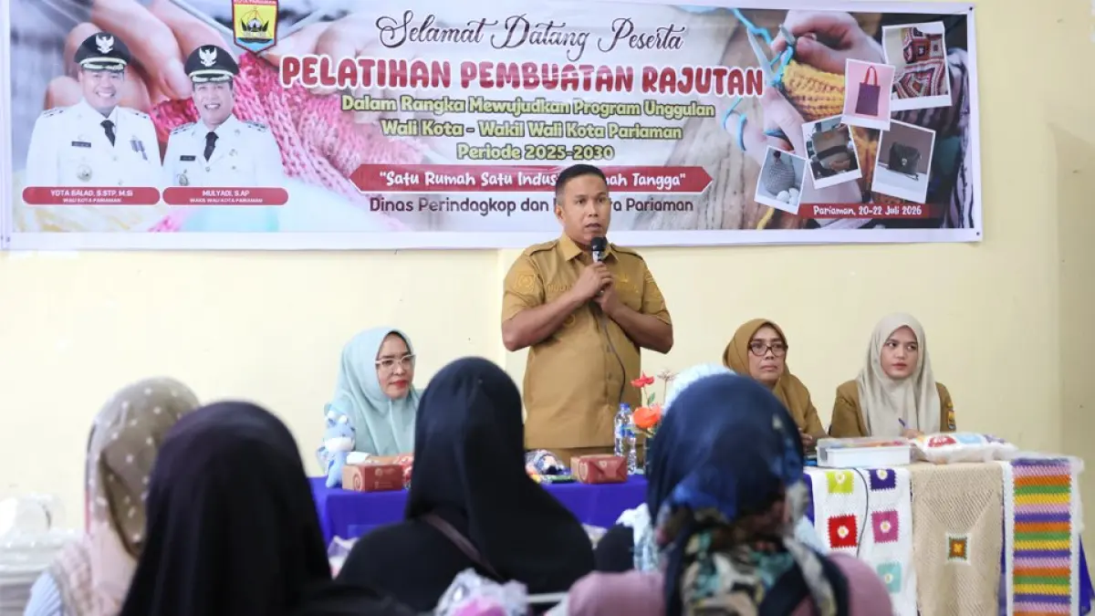 Wakil Wali Kota Pariaman, Mulyadi, menjadi narasumber pada Pelatihan Pembuatan Rajutan yang diselenggarakan Dinas Perindustrian, Perdagangan, Koperasi dan UKM (Disperindagkop UKM) Kota Pariaman di Aula Disperindagkop UKM, Senin (20/7/2026).