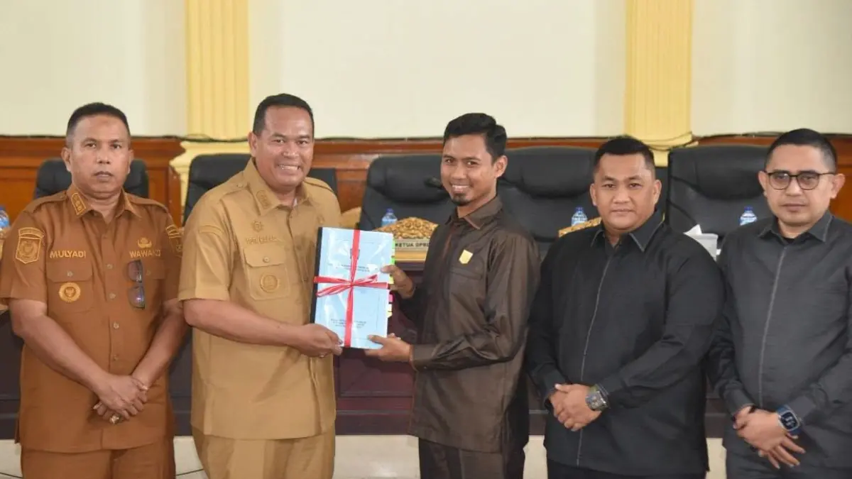 Wali Kota Pariaman Yota Balad didampingi Wawako Mulyadi menyampaikan nota penjelasan rancangan perubahan KUA dan PPAS APBD Tahun 2026 dalam rapat paripurna DPRD Kota Pariaman, Senin (20/7/2026).