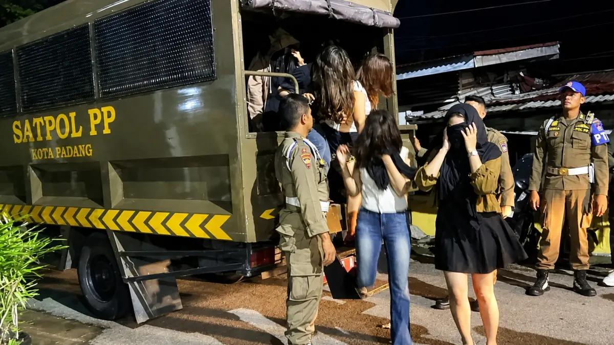 Petugas Satpol PP Kota Padang mengamankan sejumlah perempuan dalam patroli penertiban tempat usaha yang beroperasi hingga larut malam di Kota Padang, Rabu dini hari (22/7/2026). Dalam operasi tersebut, petugas juga menyita minuman beralkohol dan perangkat sound system. (Foto: Humas Satpol PP Padang)
