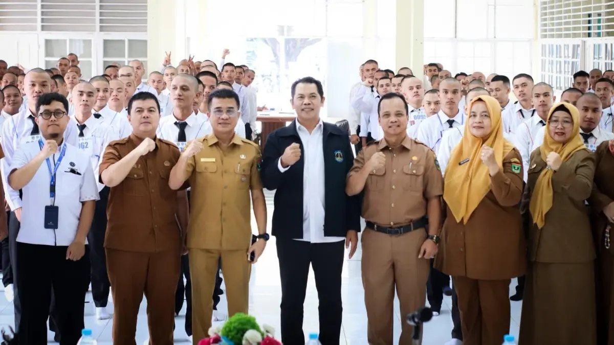 SELEKSI MAGANG: Plh Sekretaris Daerah Provinsi Sumatera Barat Adib Alfikri didampingi Kepala Disnakertrans Sumbar Firdaus Firman, perwakilan IM Japan, serta jajaran terkait bersama peserta usai membuka Seleksi Program Pemagangan ke Jepang Tahun 2026 di Aula Disnakertrans Sumbar, Padang, Senin (20/7). (FIRDAUS FOR PADEK)