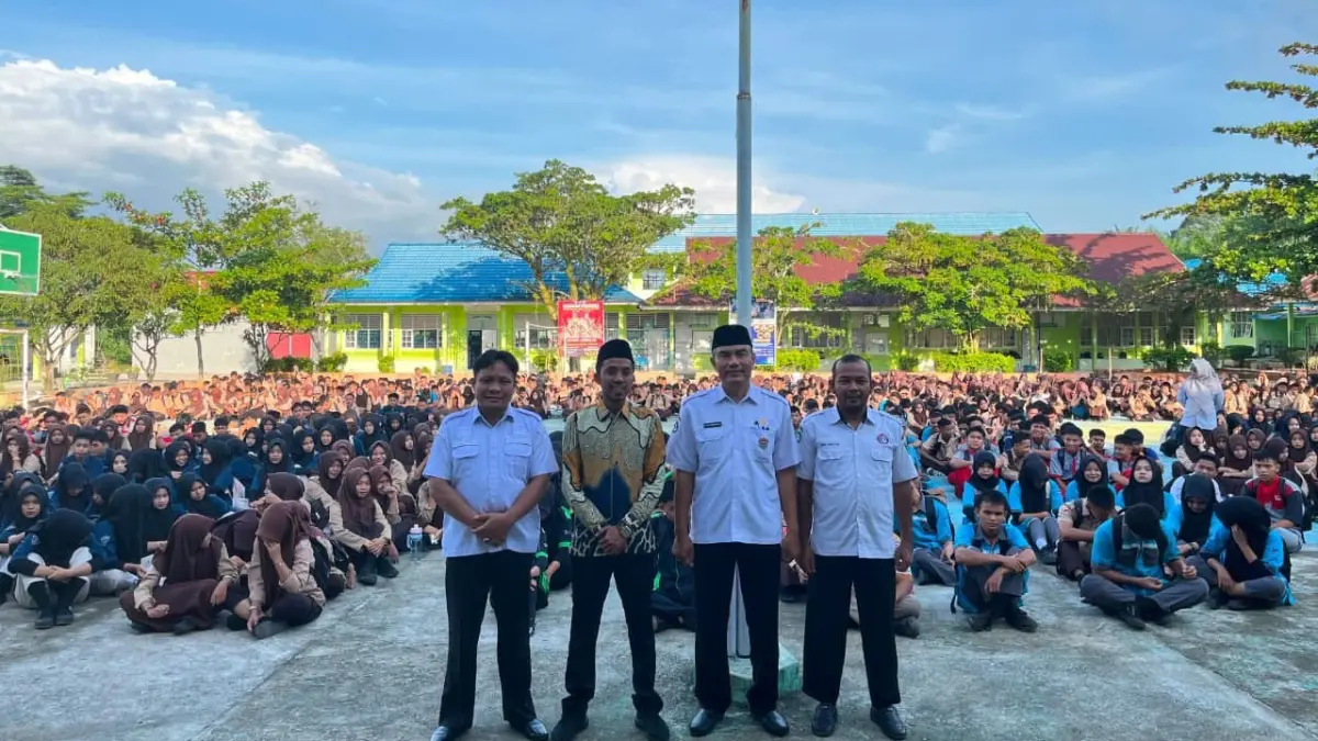 Koordinator Divisi Pencegahan, Parmas, dan Humas Bawaslu Agam, Yuhendra, didampingi Kepala SMKN 2 Lubukbasung Elson Chandra Putra dan jajaran, usai sosialisasi pengawasan partisipatif bagi pemilih pemula di halaman SMKN 2 Lubukbasung, Rabu (22/7). (DOK BAWASLU AGAM)

