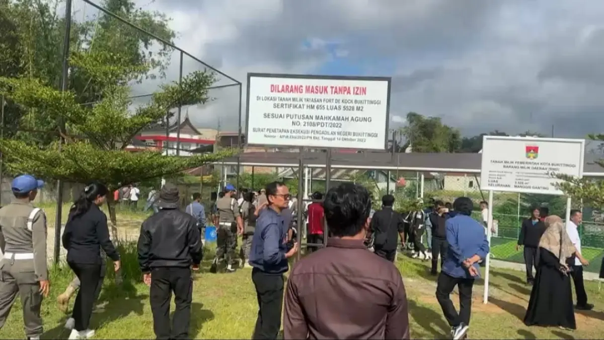 Sejumlah pihak dari Pemerintah Kota Bukittinggi yang didampingi personel Satpol PP memasang plang Tanah Milik Pemerintah Kota Bukittinggi
Barang Milik Daerah (BMD) dan memasuki kawasan Universitas Fort De Kock saat proses pengambilalihan lahan, Rabu (22/7/2026). 