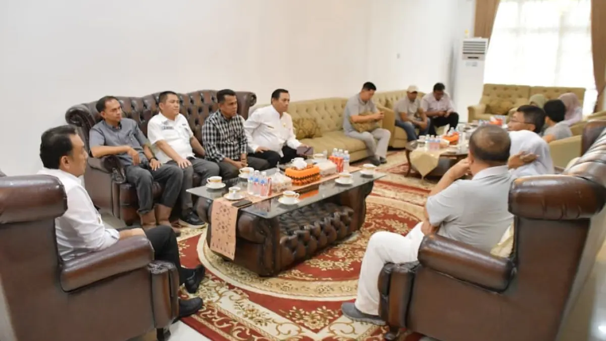 Wakil Bupati Agam Muhammad Iqbal menerima kunjungan perwakilan Yayasan Buddha Tzu Chi bersama jajaran OPD terkait di rumah dinas Bupati Agam, Rabu (22/7), usai peninjauan lokasi rencana pembangunan hunian tetap (huntap) bagi korban bencana hidrometeorologi di Nagari Salarehaia, Kecamatan Palembayan. (DOK PEMKAB AGAM)