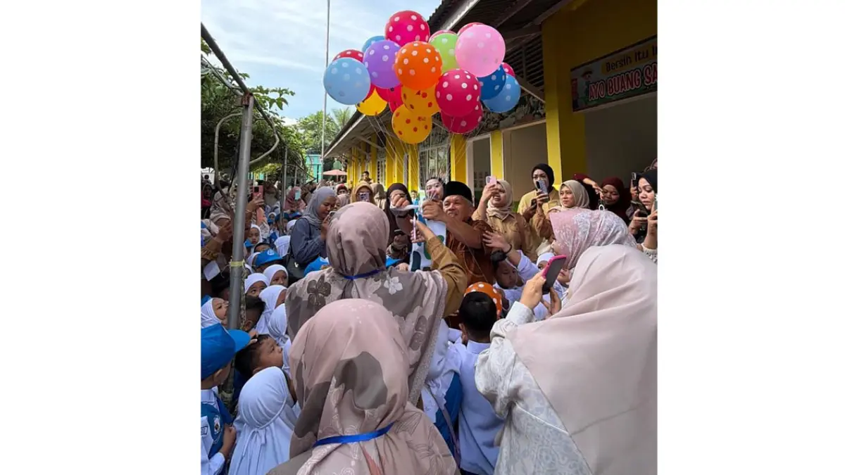 Balon dilepaskan ke udara saat pembukaan MPLS TK Jamiatul Hujjaj IPHI Kota Payakumbuh. Pelepasan balon melambangkan dilepaskannya rasa takut dan cemas anak menyambut pengalaman belajar dengan penuh keberanian. (TIM LAMAN GURU)