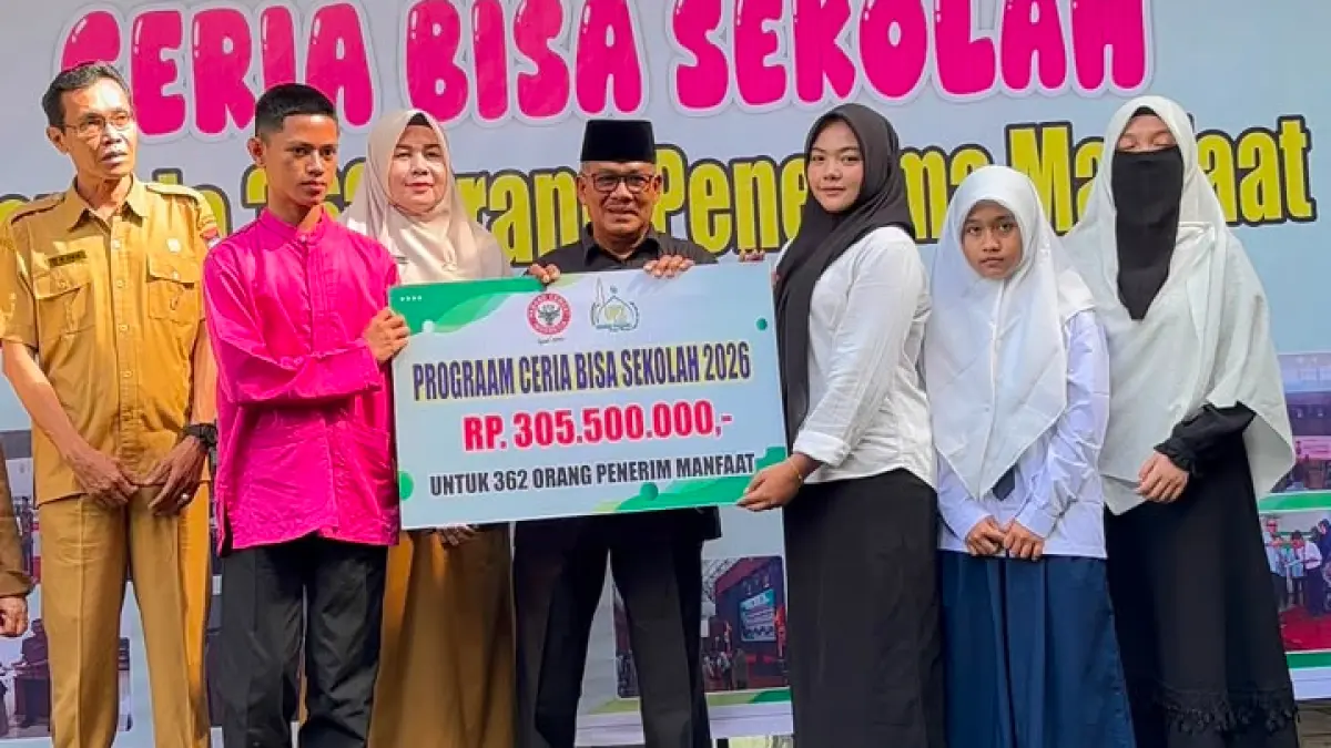 Calon mahasiswa Universitas Al-Azhar Kairo, Mesir, Indah Putri Nurani menerima secara simbolis Beasiswa Ceria Bisa Sekolah (CBS) dari UPZ Baznas Semen Padang di Kantor UPZ Baznas Semen Padang, Selasa (21/7/2026).