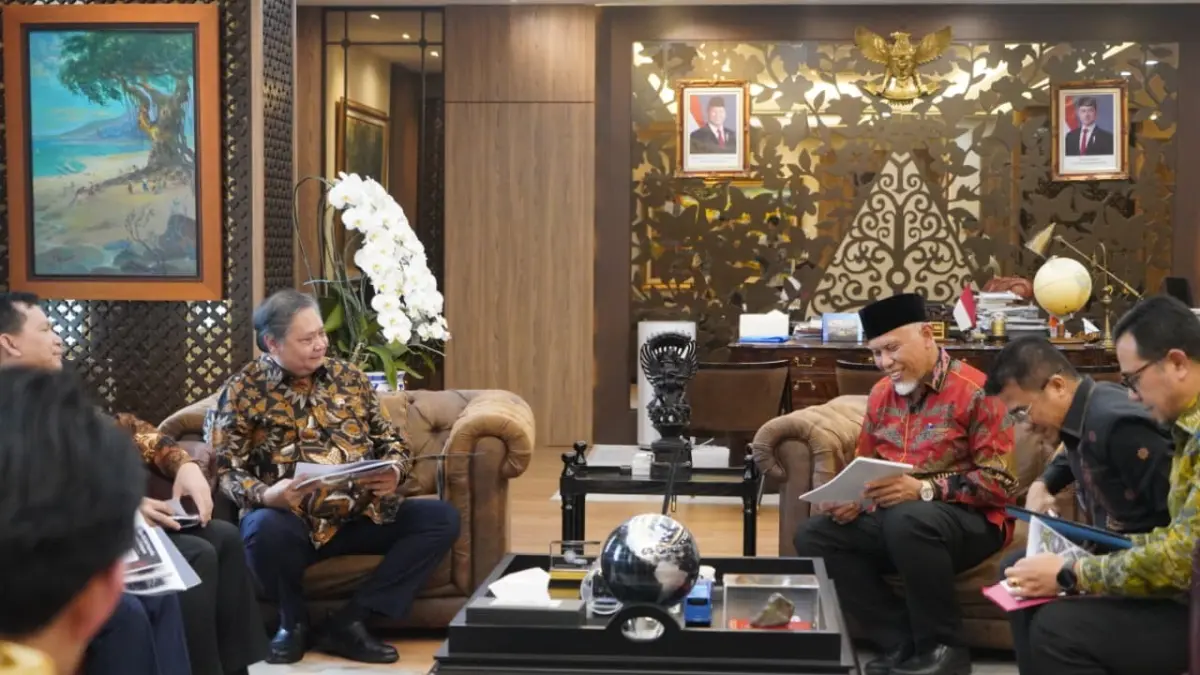 Gubernur Sumbar Mahyeldi Ansharullah berdiskusi dengan Menteri Koordinator Bidang Perekonomian RI Airlangga Hartarto di Gedung Ali Wardhana, Jakarta, Rabu (22/7). (DOK PEMPROV SUMBAR)