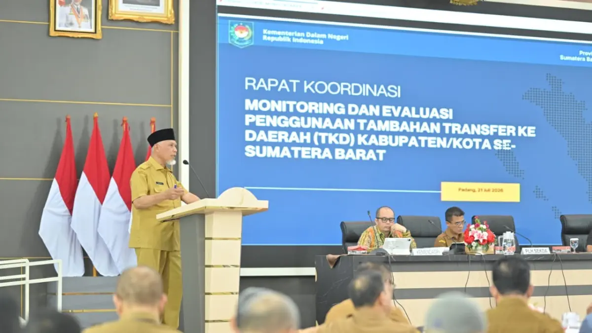 Gubernur Sumbar Mahyeldi Ansharullah memimpin Rapat Monitoring dan Evaluasi Percepatan Rehabilitasi dan Rekonstruksi Pascabencana di Auditorium Gubernuran Sumbar, Selasa (21/7). (DOK PEMPROV SUMBAR)