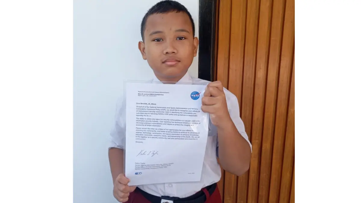 Ibrahim Al Abrar menunjukkan Letter of Recognition yang diterimanya dari NASA.