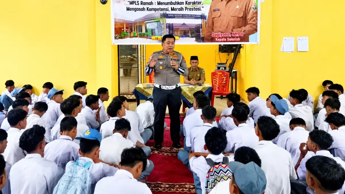Kasat Lantas Polres Dharmasraya memberikan edukasi kepada pelajar mengenai tertib berlalu lintas dan pencegahan bullying saat menjadi pembina upacara di salah satu sekolah di Kabupaten Dharmasraya.