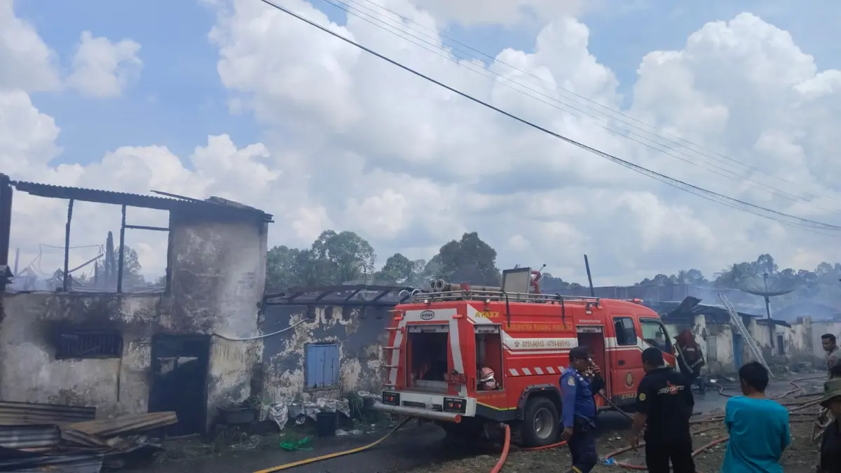 Kebakaran menghanguskan sedikitnya 15 kios di Pasar Kayutanam, Kecamatan 2x11 Kayutanam, Kabupaten Padangpariaman, Rabu (22/7/2026). Petugas gabungan masih melakukan pendinginan di lokasi kejadian.