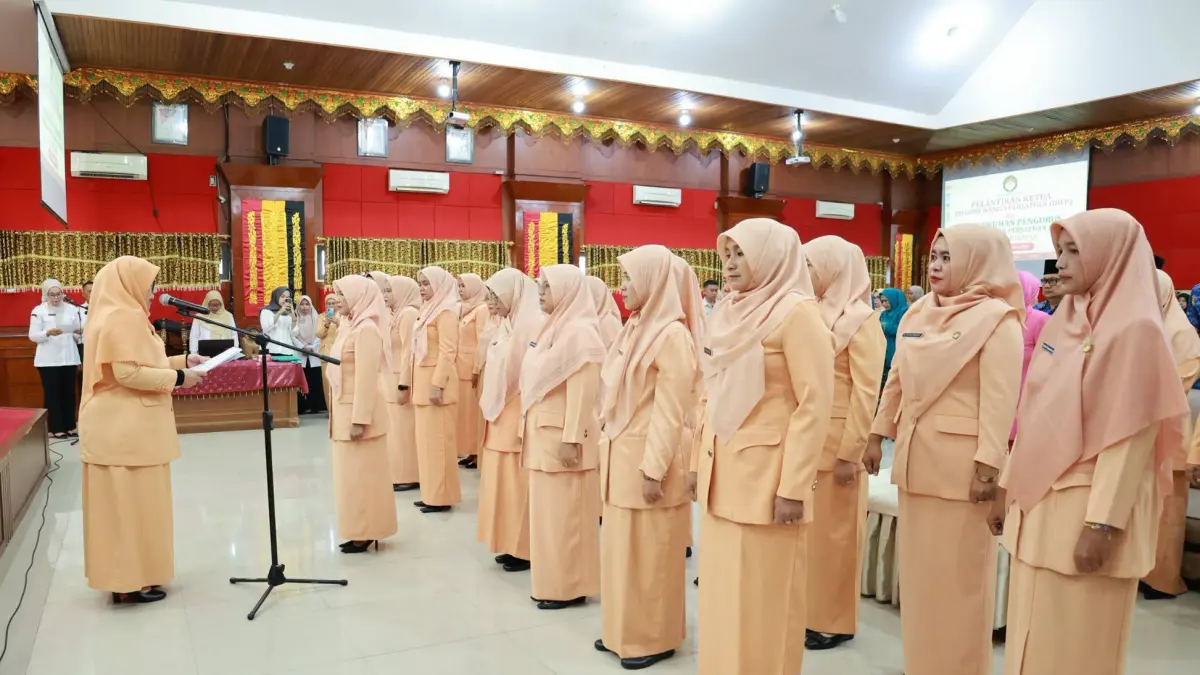 Ketua Dharma Wanita Persatuan Provinsi Sumatera Barat Ny. Arymbi Arry Yuswandi melantik Ny. Nelvia Afrizal sebagai Ketua DWP Kota Pariaman beserta jajaran pengurus masa bakti 2024–2029 di Aula Balaikota Pariaman, Rabu (22/7/2026).