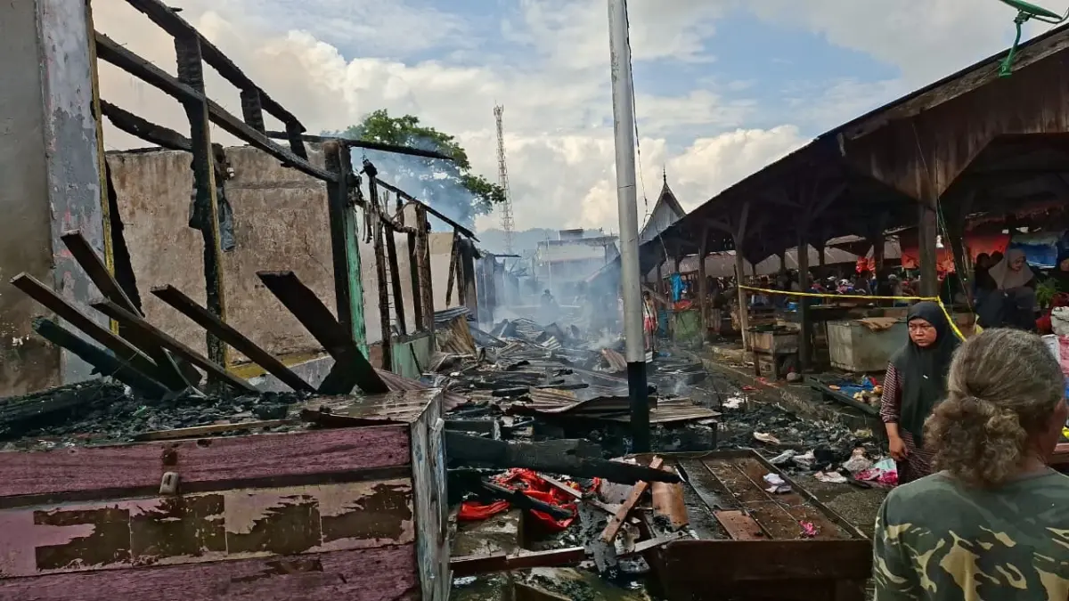 Kondisi tempat kejadian perkara (TKP) kebakaran Pasar Kayutanam, Kecamatan 2x11 Kayutanam, Kabupaten Padangpariaman, Rabu (22/7/2026). Polisi saat ini sedang melakukan olah TKP untuk menyelidiki penyebab kebakaran yang menghanguskan 15 petak warung.