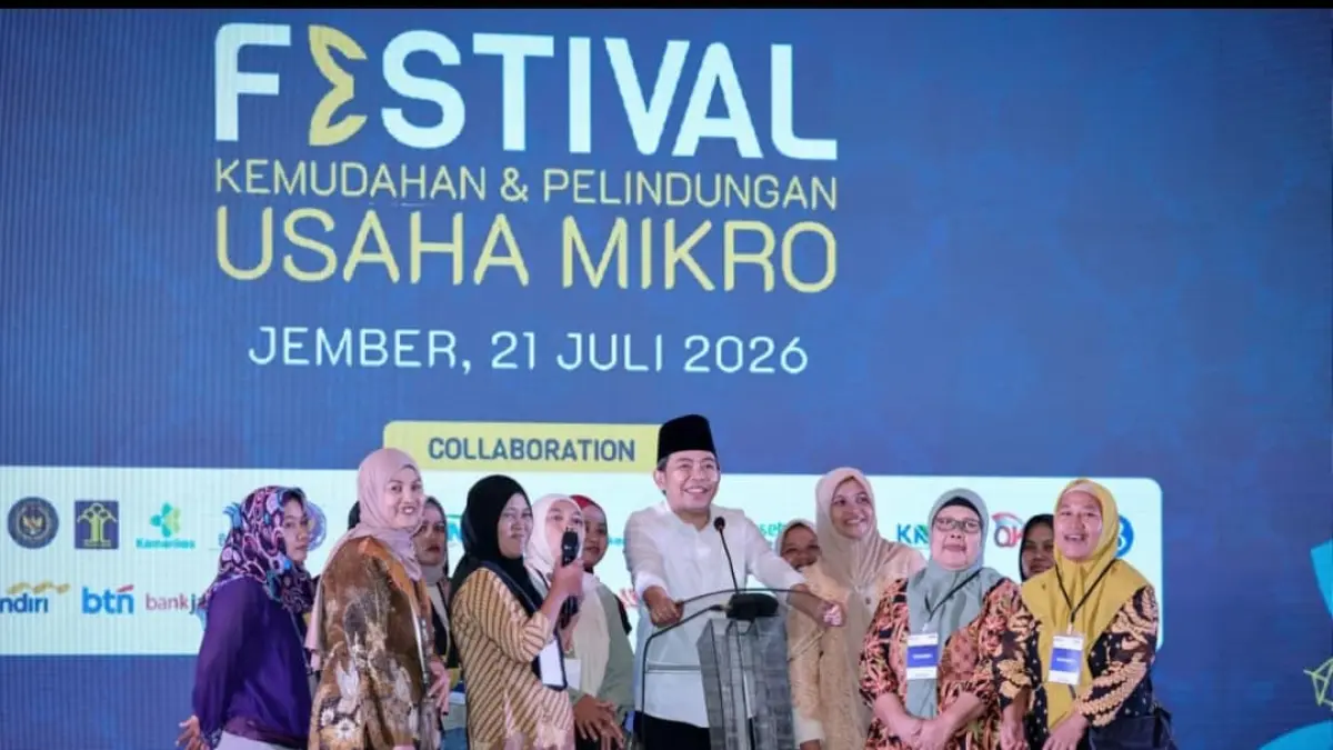 Pembukaan Festival Kemudahan dan Pelindungan Usaha Mikro di Jember bersama pelaku UMKM dan pemerintah daerah.(Foto: Humas)