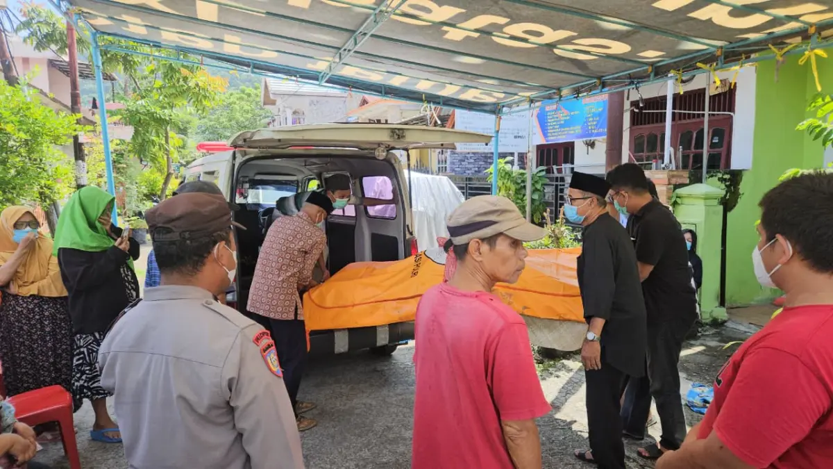 Petugas dan warga mengevakuasi jasad seorang wanita lansia yang ditemukan dalam kondisi membusuk di dalam rumahnya di Komplek Cendana, Kelurahan Mata Air, Kecamatan Padang Selatan, Kota Padang, Rabu (22/7/2026). (Polresta Padang)