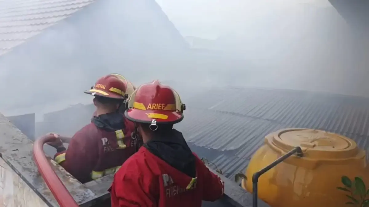 Petugas Dinas Pemadam Kebakaran Kota Padang memadamkan api yang membakar sebuah rumah di Komplek Wisma Indah III, Kelurahan Parupuk Tabing, Kecamatan Kototangah, Kota Padang, Rabu (22/7/2026). (Dinas Damkar Kota Padang)