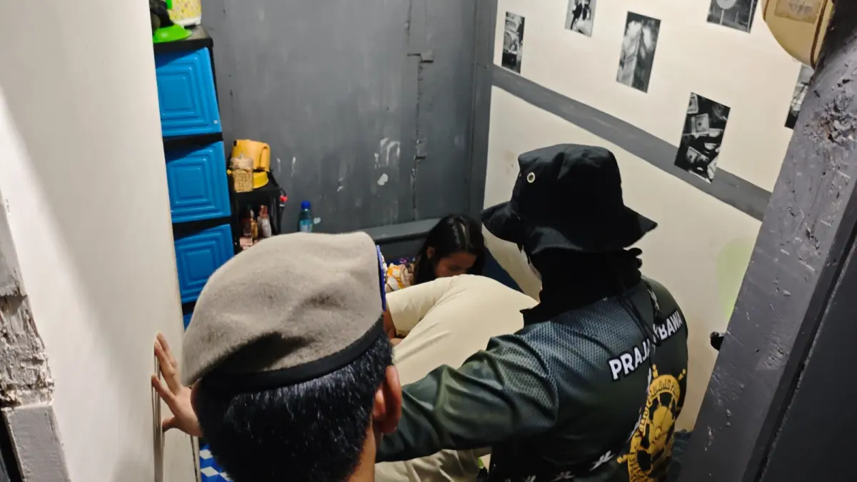 Petugas Satpol PP Kota Padang mendata penghuni saat menggelar pengawasan di rumah kos kawasan Padang Selatan, Rabu siang (22/7/2026). Empat pasangan diamankan untuk menjalani pemeriksaan di Mako Satpol PP.
