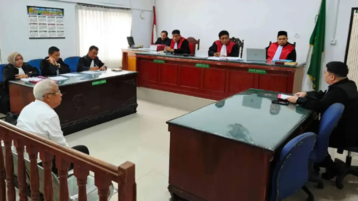Rida K Liamsi saat menjalani persidangan di Pengadilan Negeri Pekanbaru, Rabu (22/7/2026). (Evan Gunandzar/Riaupos)