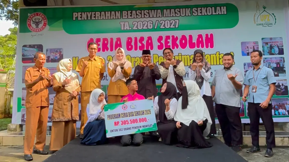 Wakil Ketua UPZ Baznas Semen Padang, Verdy Radinal Gusman, menyerahkan secara simbolis Program Beasiswa Ceria Bisa Sekolah (CBS) kepada perwakilan penerima di Kantor UPZ Baznas Semen Padang, Selasa (21/7/2026).