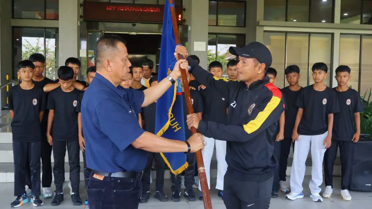 Wakil Wali Kota Payakumbuh Elzadaswarman melepas keberangkatan tim Minang Sejagat FC U-14 yang akan mewakili Sumatera Barat pada Liga TopSkor Nasional 2026 di Kabupaten Bogor, Rabu (22/7/2026).