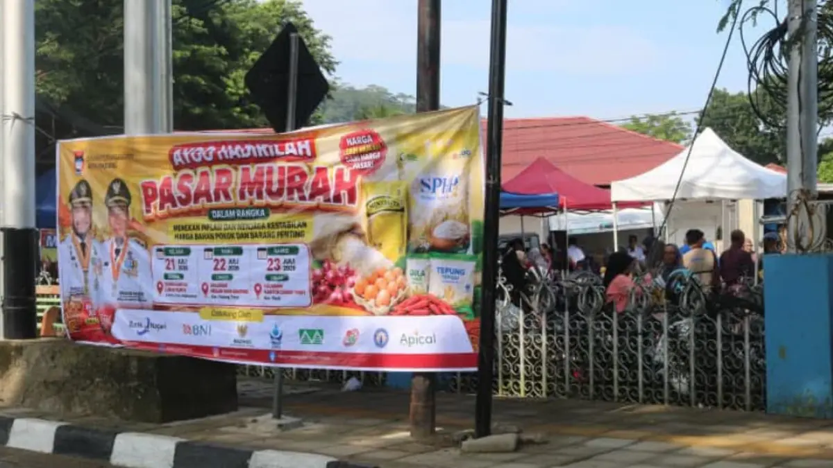Warga berbelanja kebutuhan pokok pada Pasar Murah yang digelar Pemerintah Kota Padang di Halaman Masjid Raya Ganting, Kecamatan Padang Timur.(Foto: Diskominfo)