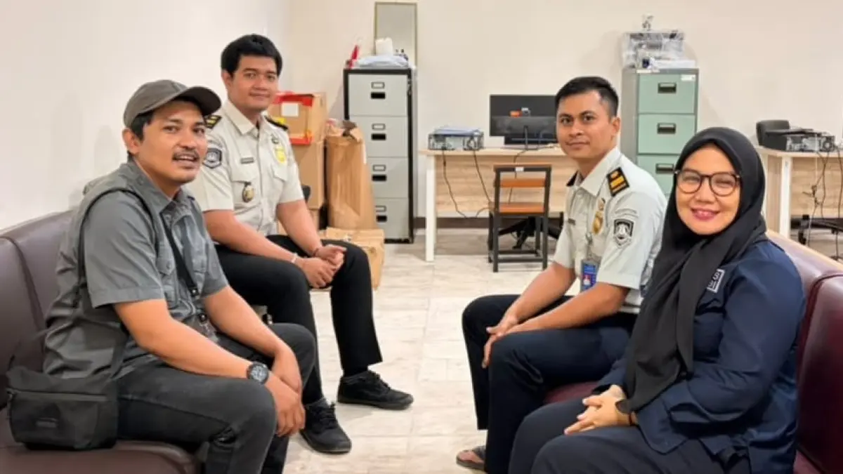 Kepala Sub Seksi Informasi dan Komunikasi Keimigrasian Kantor Imigrasi Kelas I TPI Padang, Isvandiar Muhammad Ramzy, menerima audiensi Padang Ekspres di kantor sementara Gedung Universitas Bung Hatta, Kamis (23/7), untuk memperkuat sinergi publikasi informasi keimigrasian.