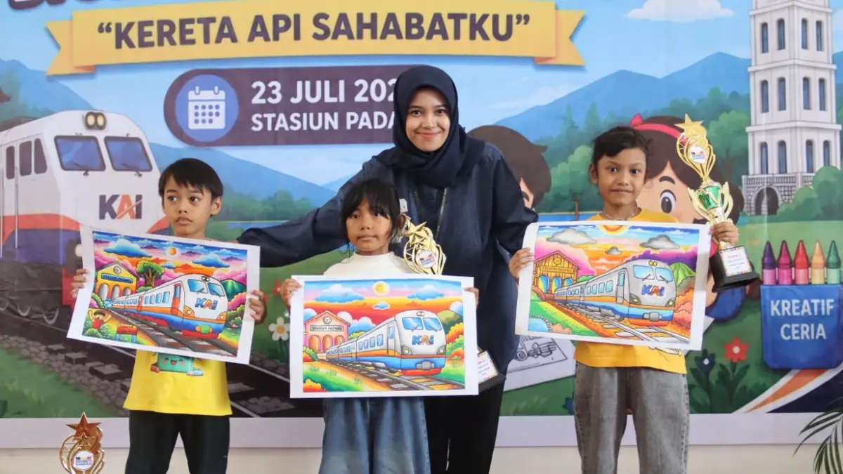 PT KAI Divre II Sumbar menggelar lomba mewarnai gratis di Peron Bandara Stasiun Padang dalam rangka Hari Anak Nasional 2026, Kamis (23/7/2026). Pada kegiatan ini, Aqif Maulana Alwi meraih Juara I, Shaqueena Adelia Juara II, dan Shelina Ayesha Liano Juara III.