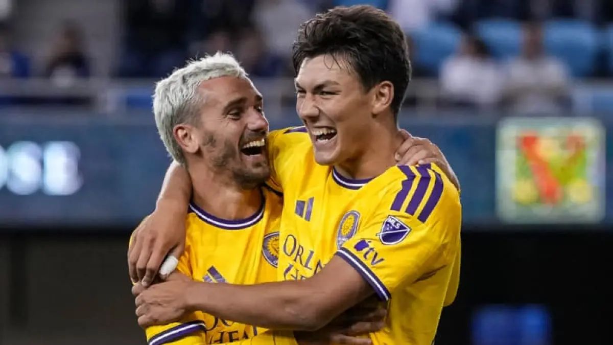 Antoine Griezmann (kiri) merayakan gol pada debutnya bersama Orlando City saat mengalahkan San Jose Earthquakes 4-0 dalam pertandingan MLS 2026 di PayPal Park. (Foto: X @OrlandoCitySC)