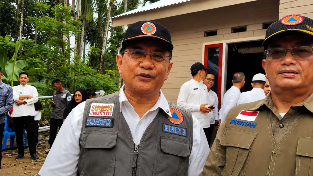 Bupati Padangpariaman John Kenedy Aziz Bersama Sestama BNPB Dr Rustian saat penyerahan kunci Huntap Mandiri di Jorong Kampung Pondok, Nagari Pasia Laweh, Kecamatan Lubuk Alung, Jumat (10/7/2026). 