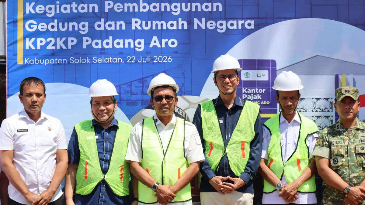 Kepala Kanwil DJP Sumatera Barat dan Jambi Tarmizi bersama Bupati Solok Selatan H. Khairunas dan jajaran melakukan peletakan batu pertama pembangunan Gedung dan Rumah Negara KP2KP Padang Aro di Kabupaten Solok Selatan, Rabu (22/7/2026).