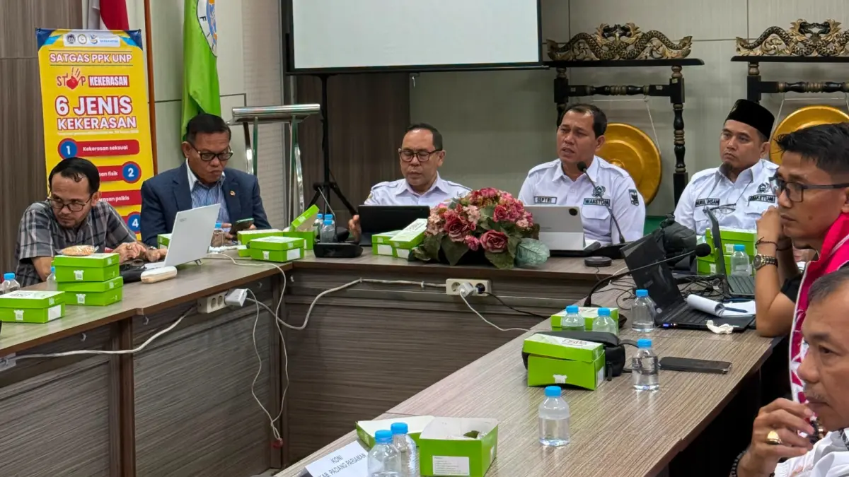 Ketua OC Porprov XVI Sumbar Dr. Septri memimpin rapat kesiapan tuan rumah bersama KONI Sumbar, Dispora, dan perwakilan kabupaten/kota untuk mematangkan penyelenggaraan Porprov XVI Sumatera Barat 2026.