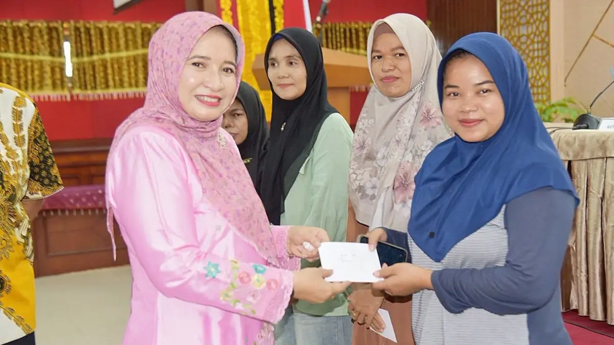 Ketua TP PKK Kota Pariaman Ny Yosneli Balad menyerahkan secara simbolis biaya operasional dan transportasi kepada kader KB dan Tim Pendamping Keluarga (TPK), Kamis (23/7/2026).