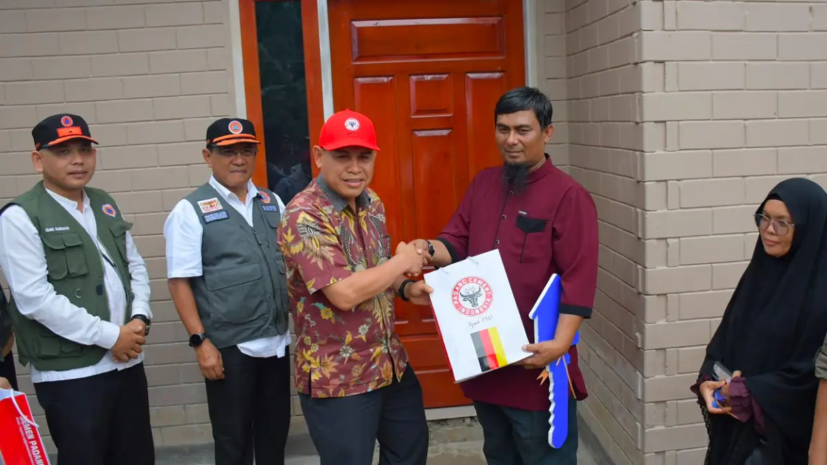 Pasangan Revival dan Yusra menerima kunci hunian tetap (Huntap) permanen di Jorong Kampung Pondok, Nagari Pasia Laweh, Kecamatan Lubuk Alung, Kabupaten Padangpariaman.