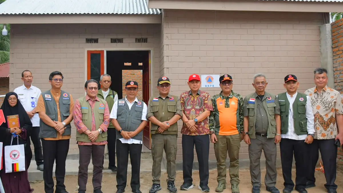 Penyerahan Huntap Mandiri kepada pasangan Revival dan Yusra di Jorong Kampung Pondok, Nagari Pasia Laweh, Kecamatan Lubuk Alung, Kabupaten Padangpariaman, didampingi Bupati Padangpariaman John Kenedy Aziz.