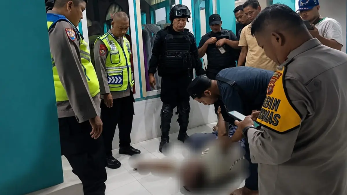 Petugas Polresta Padang melakukan penanganan di lokasi penemuan jenazah seorang penjual buah di toilet Masjid Nurul Yaqin, Kelurahan Bungo Pasang, Kecamatan Kototangah, Kota Padang, Kamis (23/7/2026).