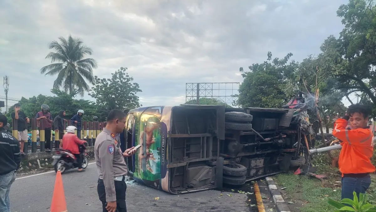 Petugas Satlantas Polresta Padang melakukan proses evakuasi terhadap satu unit Bus PO Kawan yang terbalik di Jalan Adinegoro, depan Timbangan Lubuk Buaya, Kecamatan Koto Tangah, Kota Padang, Kamis (23/7/2026). (Foto: Satlantas Polresta Padang)