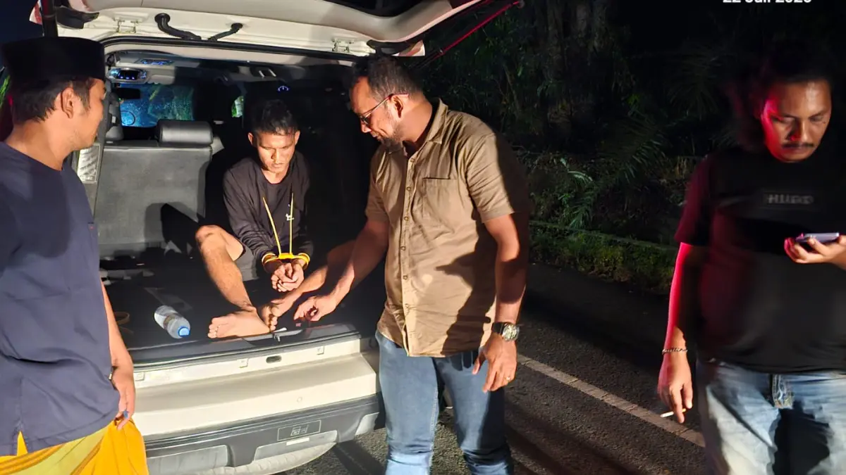 Petugas Satresnarkoba Polres Dharmasraya mengamankan terduga residivis kasus narkotika beserta barang bukti sabu, telepon genggam, dan sepeda motor untuk proses penyidikan lebih lanjut.