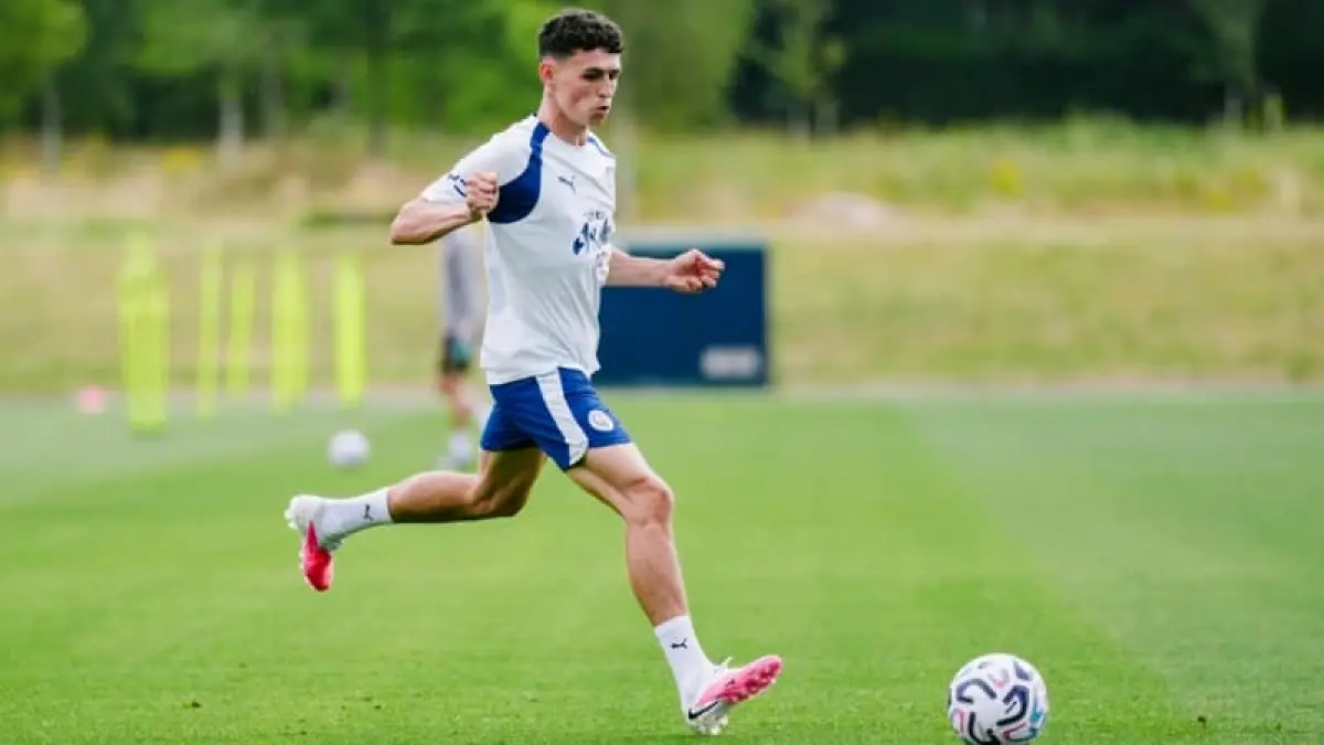 Phil Foden mengikuti sesi latihan Manchester City jelang musim 2026/2027 dan menegaskan tim siap kembali bersaing memperebutkan gelar di bawah pelatih Enzo Maresca. (Foto: mancity.com)
