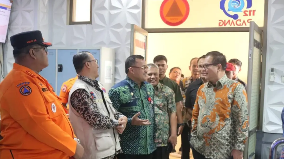 Pimpinan Ombudsman RI meninjau Padang Command Center bersama Sekda Kota Padang dan jajaran OPD untuk melihat layanan Padang Sigap 112 serta sistem respons darurat.(Foto: Diskominfo)