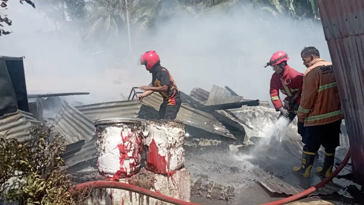 Puing-puing sisa kebakaran yang menghanguskan ruang kelas Pondok Pesantren Bustanul Yaqin di Lubuk Alung, Kamis (23/7/2026). (Damkar Padangpariaman)