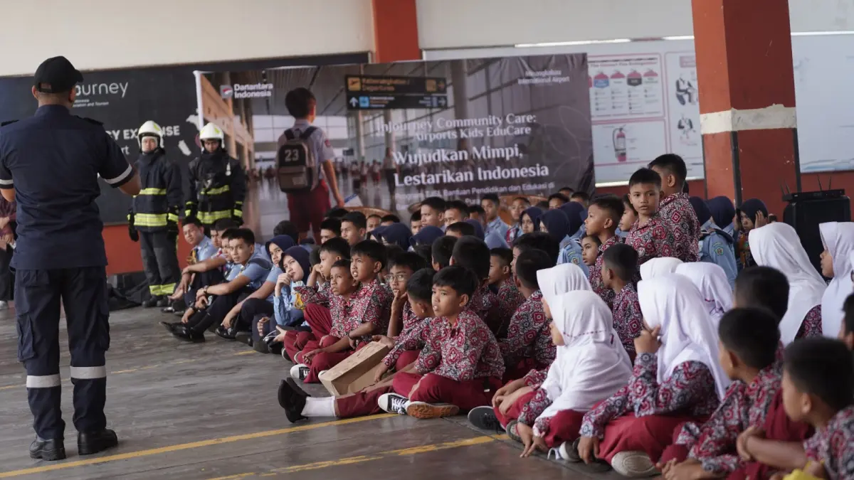 Ratusan pelajar mengikuti edukasi dunia penerbangan yang digelar PT Angkasa Pura Indonesia (InJourney Airports) KC Bandara Internasional Minangkabau dalam rangka Hari Anak Nasional 2026, Kamis (23/7/2026).