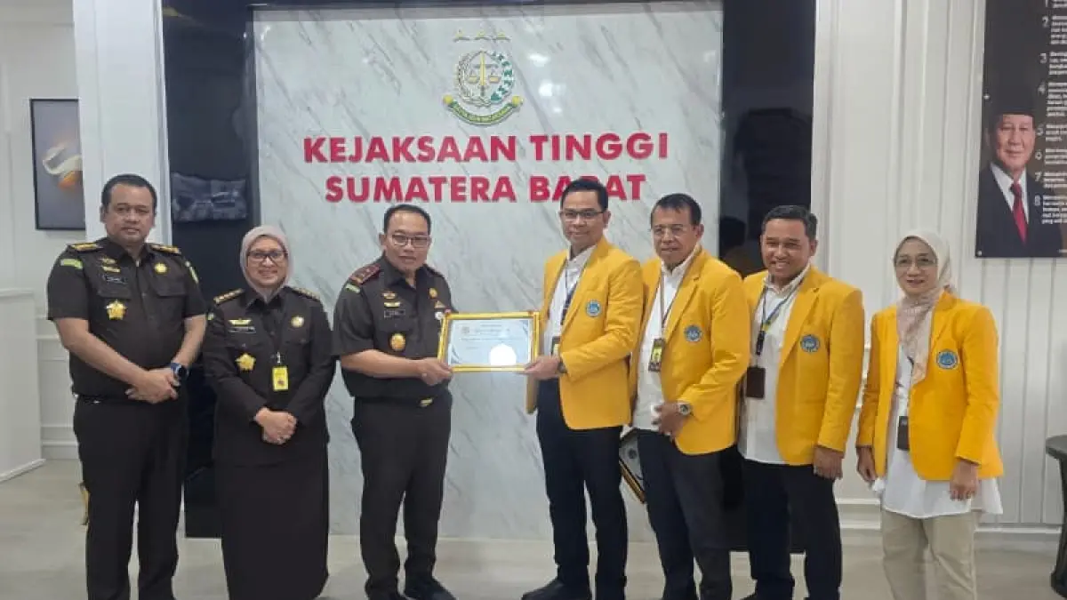 Rektor UNP serahkan piagam penghargaan kepada Kajati Sumbar karena berhasil memulihkan aset negara Rp2,24 miliar dan menyelamatkan keuangan negara Rp8 miliar.(Foto: KKPS UNP)