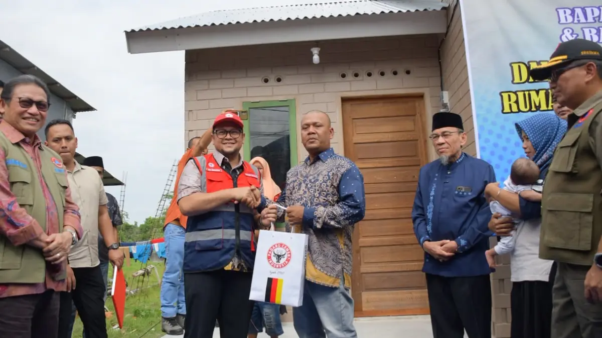 Sekretaris Perusahaan PT Semen Padang, Win Bernadino, menyerahkan kunci hunian tetap kepada salah seorang warga di Kampung Tanjung, Kecamatan Kuranji, Kota Padang, dalam program pembangunan Huntap Mandiri bagi masyarakat terdampak bencana.