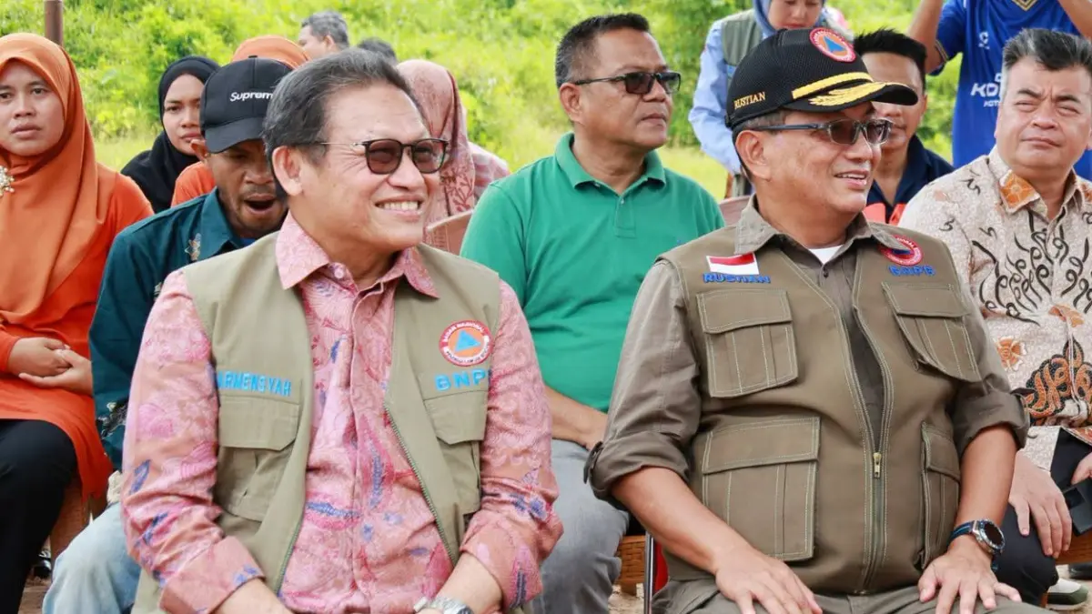 Sekretaris Utama (Sestama) BNPB, Dr Apt Rustian SSi MKes (kanan)