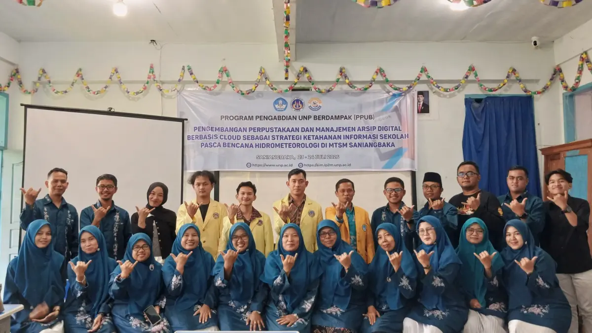 Tim dosen Universitas Negeri Padang memberikan pelatihan pengelolaan arsip digital berbasis cloud dan pemanfaatan perpustakaan digital kepada guru serta staf MTs Muhammadiyah Saniang Baka, Kamis (23/7/2026).