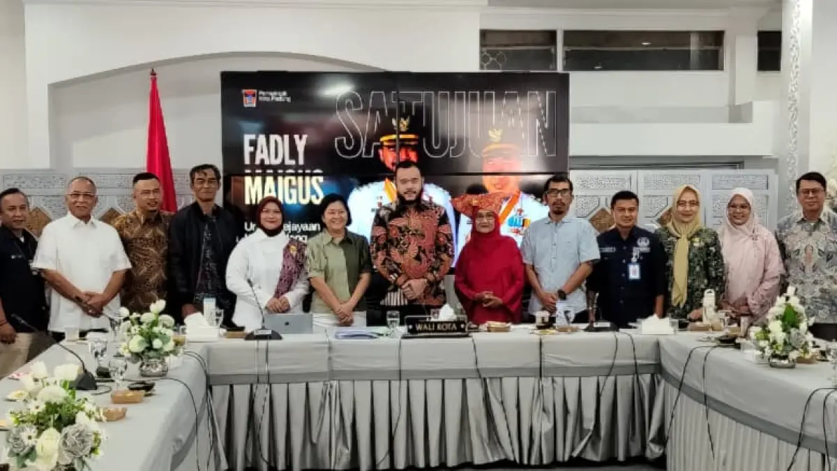 Wali Kota Padang Fadly Amran bersama Tim ABCGM usai rapat pleno finalisasi dokumen usulan Kota Padang menuju UNESCO Creative Cities Network bidang Gastronomi.(Foto: Huda)