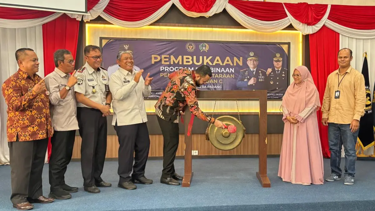 Wali Kota Padang Fadly Amran didampingi Kepala Kanwil Ditjenpas Sumbar Kunrat Kasmiri dan Kepala Lapas Kelas IIA Padang Ronaldo Devinci Talesa membuka Program Pembinaan Pendidikan Kesetaraan Paket A, B, dan C di Lapas Kelas IIA Padang, Kamis (23/7/2026).