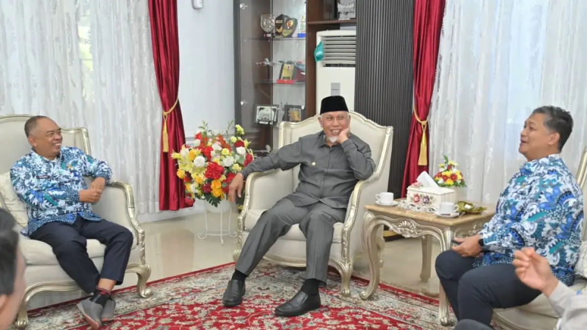 Gubernur Sumbar Mahyeldi menerima audiensi Kepala BMKG Stasiun Geofisika Padangpanjang Suaidi Ahadi di Istana Gubernur Sumbar, Jumat (24/7/2026).