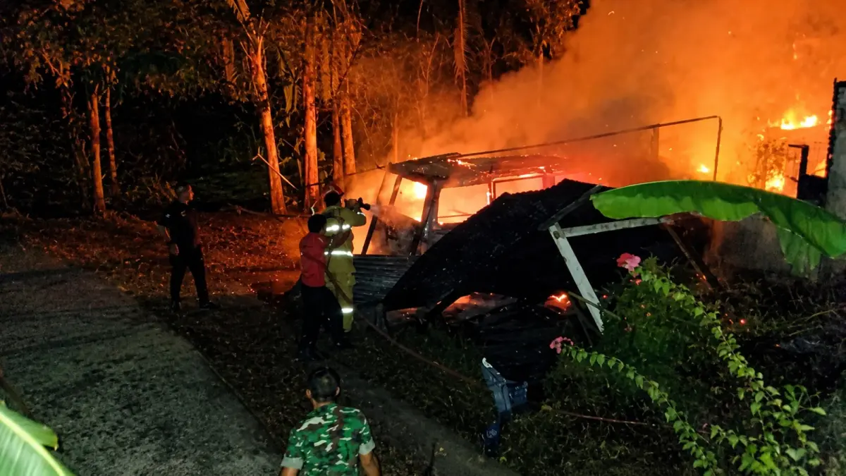 Kebakaran rumah di Korong Kelok Licin, Nagari Sungai Buluah Utara, Kecamatan Batang Anai, Jumat dini hari (24/7/2026). Insiden tersebut menewaskan sepasang suami istri.