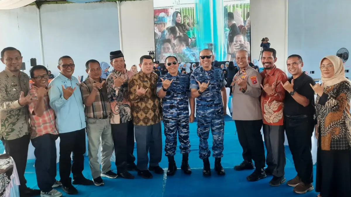 Marsda TNI Fachrizet dan Marsda TNI Yostariza didampingi Kapolsek Kototangah Kompol Afrino dan tokoh-tokoh masyarakat Lubukbasung foto bersama usai kegiatan Hari Bhakti TNI AU ke-79.