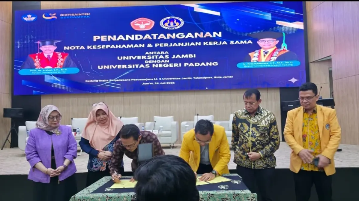 Rektor UNP Krismadinata dan Rektor Universitas Jambi Helmi menandatangani MoU dan PKS untuk memperkuat kerja sama perguruan tinggi.(Foto: KKPS)
